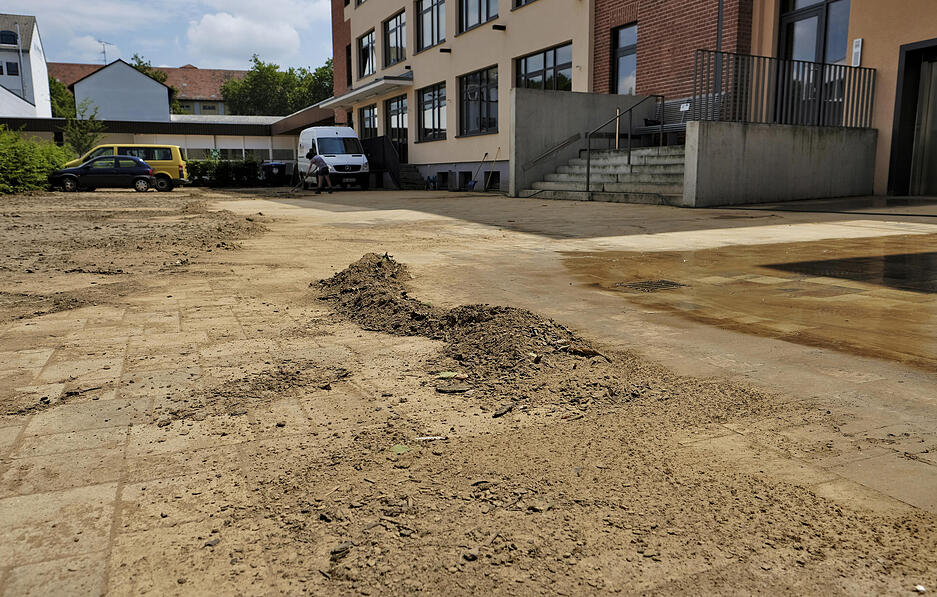 Aufr&auml;umarbeiten nach dem Unwetter