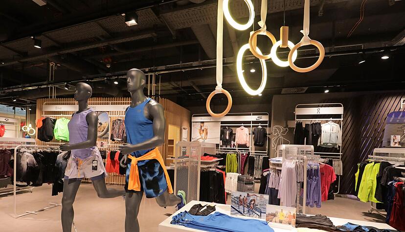 In Essen wurde k&uuml;rzlich diese Intersport-Filiale von Andreas Stommen er&ouml;ffnet. Auch das neue Gesch&auml;ft von Thomas Grabert im Heilbronner Weipertzentrum wird im typischen Intersport-Look daherkommen. Die Er&ouml;ffnung ist am n&auml;chsten Donnerstag.