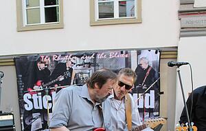 Rockige Rhythmen vor historischer Kulisse: Martin Hermann (links) und Dietmar Sahm von der Neuensteiner Band Stick in the Mud mit ihren Arbeitsgeräten. Rockige Rhythmen vor historischer Kulisse: Martin Hermann (links) und Dietmar Sahm von der Neuensteiner Band Stick in the Mud mit ihren Arbeitsgeräten.