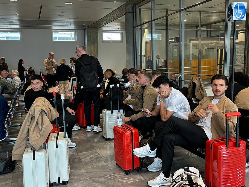 Am Flughafen warteten die Spieler des VfB Stuttgart auf den Abflug. Am Flughafen warteten die Spieler des VfB Stuttgart auf den Abflug.
