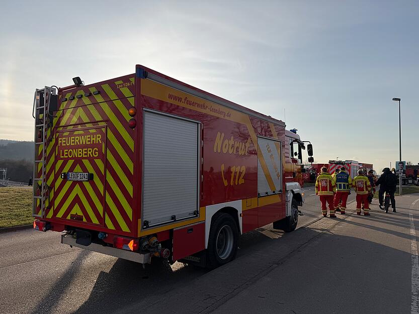 Etliche Einsatzkr&auml;fte, vor allem von den Feuerwehren, befinden sich am Engelbergtunnel.