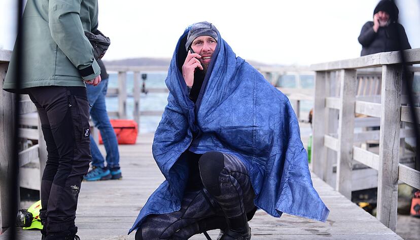 Robert Marc Lehmann geht auf Tuchf&uuml;hlung mit einem gestrandeten Wal in der Ostsee.