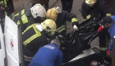 Rettungskr&auml;fte bergen die Opfer der Selbstmordanschl&auml;ge.