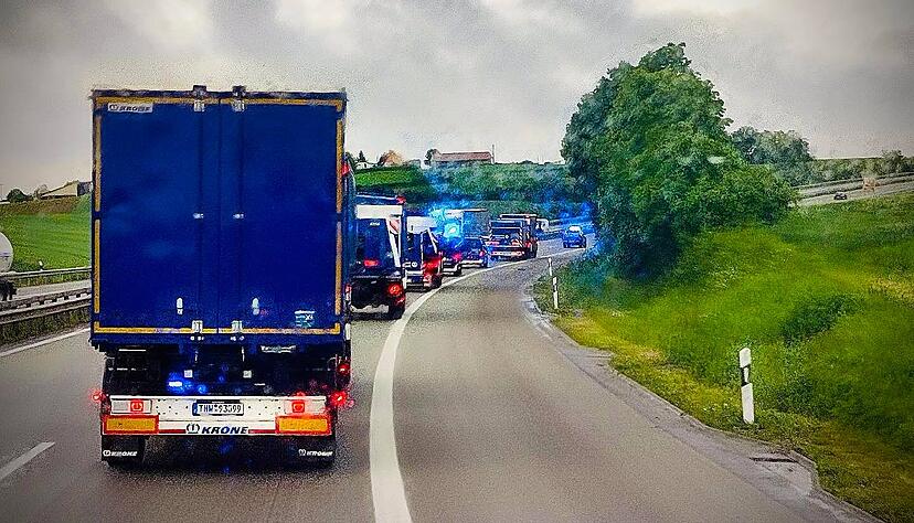 Ein THW-Fachzug Wasserpumpen auf dem Weg ins Einsatzgebiet.
