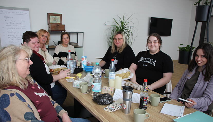 Das Hospiz-Team sitzt im gro&szlig;en Aufenthaltsraum zusammen. Es gibt noch viel zu tun und zu besprechen, bevor die ersten G&auml;ste einziehen.