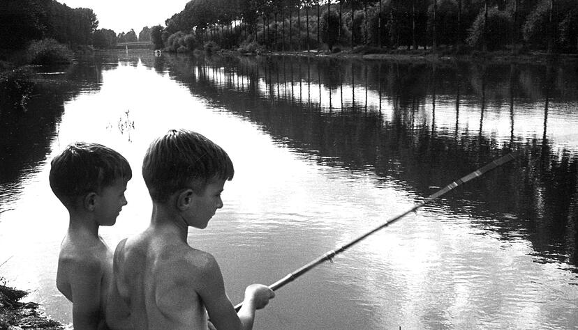 Im August 1965 angeln zwei Jungen am Rhein. (Archivbild)