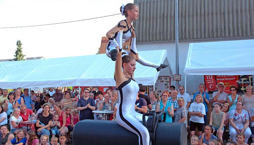 Ihre Spitzenleistung, mit der die Voltigierer des Reitervereins Brackenheim in Schwaigern Platz eins belegten, zeigten sie beim Dorfgassenfest.Foto: Gerhard Dubinyi Ihre Spitzenleistung, mit der die Voltigierer des Reitervereins Brackenheim in Schwaigern Platz eins belegten, zeigten sie beim Dorfgassenfest.Foto: Gerhard Dubinyi