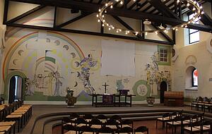 Daneben steht die Mauritiuskirche. Ihr Inneres ziert ein großes Wandbild. Daneben steht die Mauritiuskirche. Ihr Inneres ziert ein großes Wandbild.