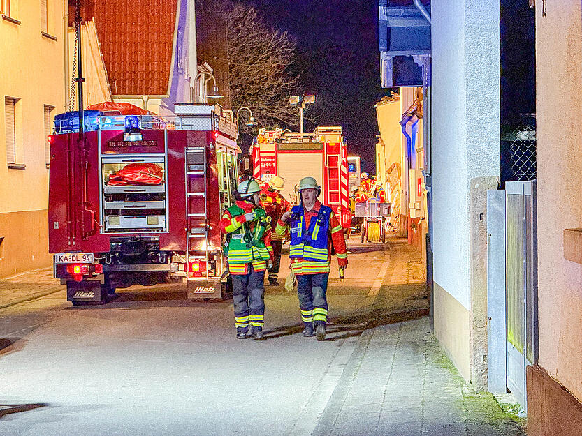 Gro&szlig;einsatz von Rettungskr&auml;ften in Stutensee im Landkreis Karlsruhe. Ein Haus ist akut einsturzgef&auml;hrdet.