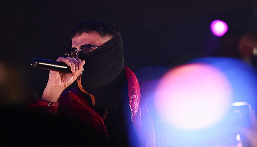 Der Rapper zeigte sich beim Auftritt in Gießen erneut verhüllt. Der Rapper zeigte sich beim Auftritt in Gießen erneut verhüllt.