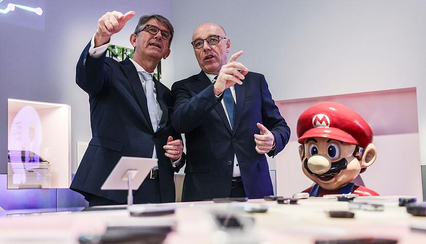 Nicht nur Kulturstaatsminister Wolfram Weimer und der Präsident der Stiftung Haus der Geschichte, Harald Biermann, können nun rätseln, welche Handy sie noch kennen. Nicht nur Kulturstaatsminister Wolfram Weimer und der Präsident der Stiftung Haus der Geschichte, Harald Biermann, können nun rätseln, welche Handy sie noch kennen.