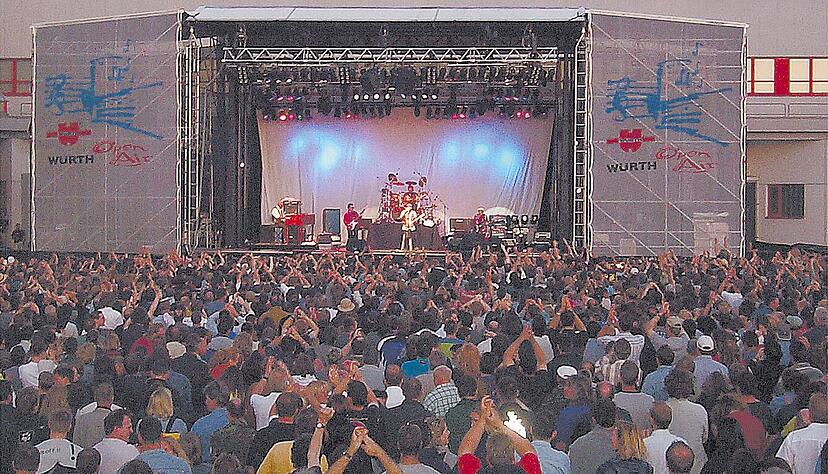 Zusammengestellt von Archiv und Dokumentation der Heilbronner Stimme 
Juni 2001: Fast 12 000 Fans kommen auf das Werksgelände zum fünften Würth-Open-Air nach Künzelsau-Gaisbach. Für jeden ist etwas dabei: Klassik, Rock und Pop.