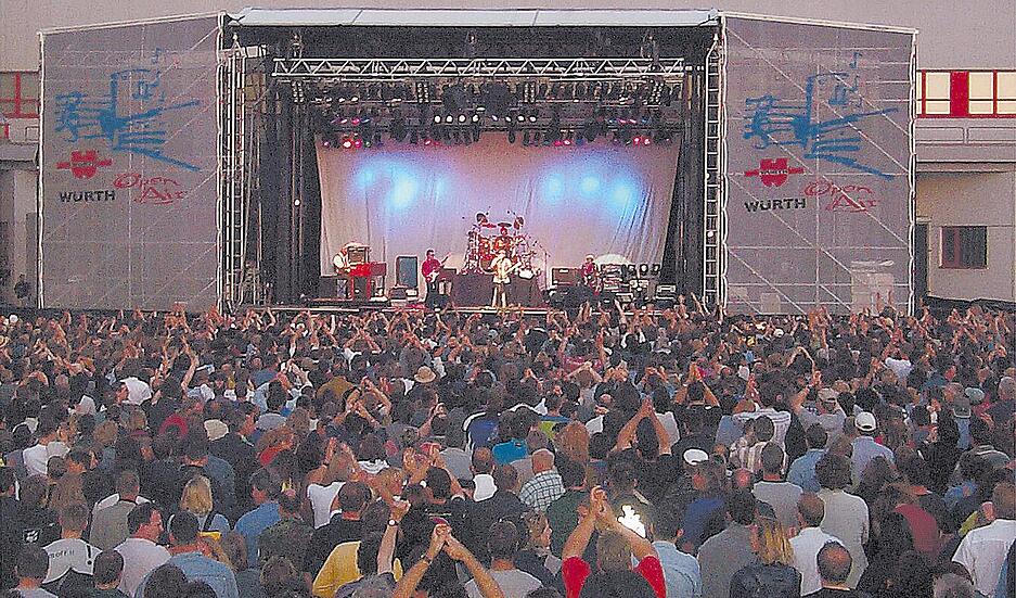 Zusammengestellt von Archiv und Dokumentation der Heilbronner Stimme 
Juni 2001: Fast 12 000 Fans kommen auf das Werksgelände zum fünften Würth-Open-Air nach Künzelsau-Gaisbach. Für jeden ist etwas dabei: Klassik, Rock und Pop. Zusammengestellt von Archiv und Dokumentation der Heilbronner Stimme 
Juni 2001: Fast 12 000 Fans kommen auf das Werksgelände zum fünften Würth-Open-Air nach Künzelsau-Gaisbach. Für jeden ist etwas dabei: Klassik, Rock und Pop.