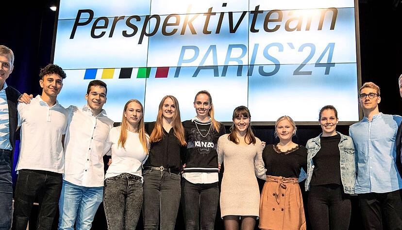 Elf mit einem Ziel: Olympia 2024 in Paris. 2019 präsentiert sich das Sporthilfe-Perspektivteam mit den Vorsitzenden Richard Lohmiller (links) und Uwe Ralf Heer erstmals der Öffentlichkeit.
Foto: Andreas Veigel Elf mit einem Ziel: Olympia 2024 in Paris. 2019 präsentiert sich das Sporthilfe-Perspektivteam mit den Vorsitzenden Richard Lohmiller (links) und Uwe Ralf Heer erstmals der Öffentlichkeit.
Foto: Andreas Veigel