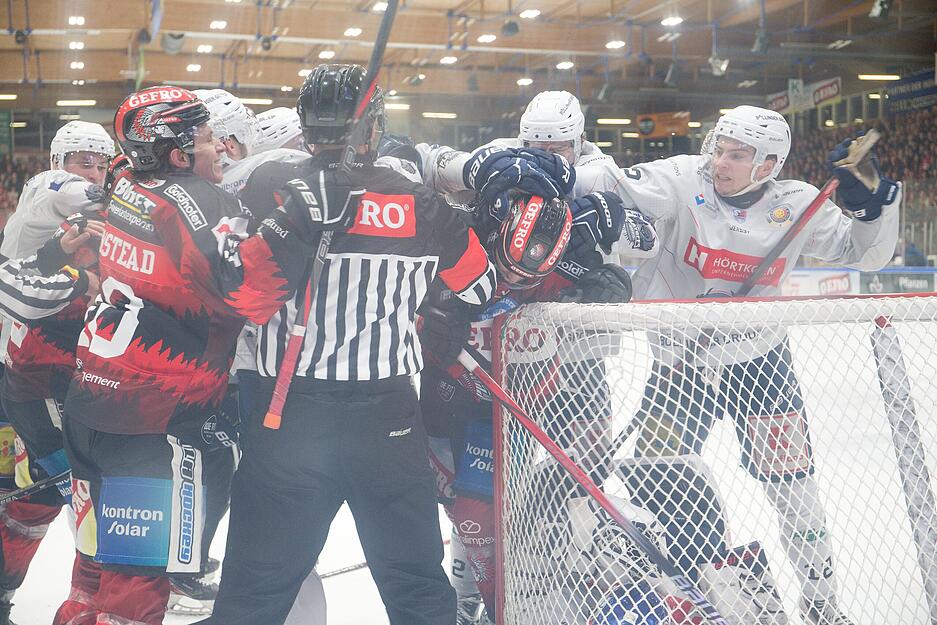 In Spiel zwei wurde es hitzig zwischen den Heilbronner Falken und den Memmingen Indians. In Spiel zwei wurde es hitzig zwischen den Heilbronner Falken und den Memmingen Indians.