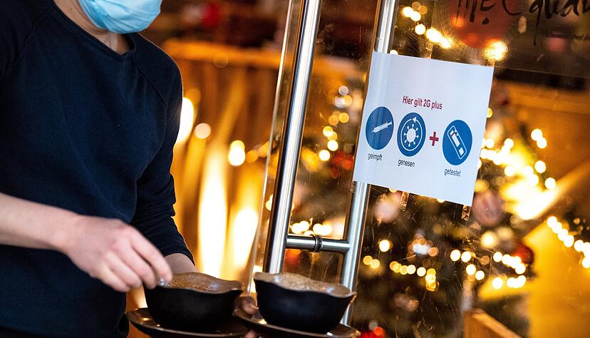Ein Schild an der Tür eines Restaurants weist auf die 2G-plus-Regel hin. Foto: dpa Ein Schild an der Tür eines Restaurants weist auf die 2G-plus-Regel hin. Foto: dpa