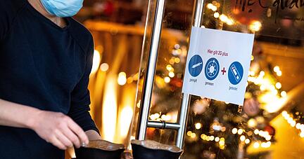 Ein Schild an der Tür eines Restaurants weist auf die 2G-plus-Regel hin. Foto: dpa