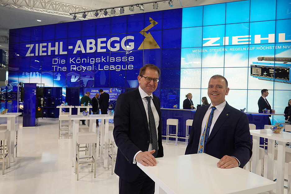 Ziehl-Abegg-Vorstandschef Marc Wucherer und Gesellschafter Dennis Ziehl am gemeinsamen Stand von Ziehl-Abegg und Ziehl Industrie-Elektronik