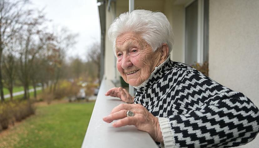 Mit Liegest&uuml;tzen am Balkongel&auml;nder h&auml;lt sich Quaas fit.