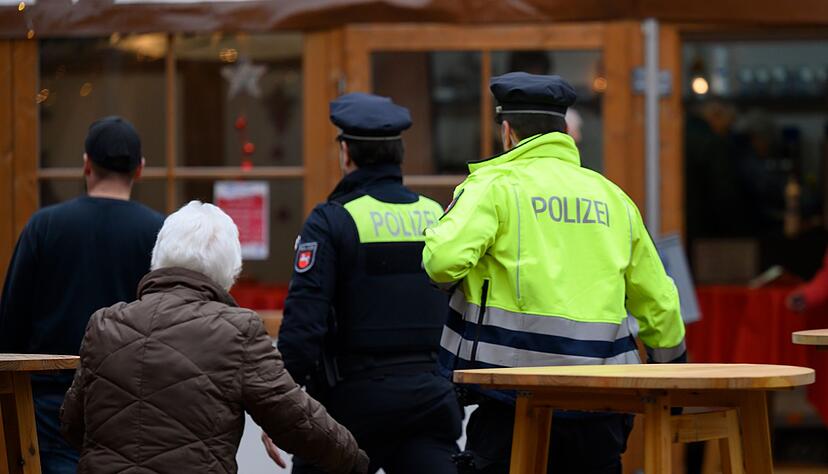 Die Polizei ist daher vorsorglich mit verstärkten Kräften vor Ort. Die Polizei ist daher vorsorglich mit verstärkten Kräften vor Ort.