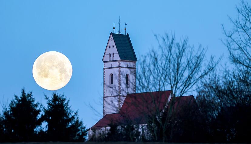 Bei klarem Himmel k&ouml;nnen heute Menschen im S&uuml;dwesten noch den Schneemond sehen - so nennt man den Vollmond im Februar. (Archivbild)