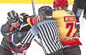 Nicht ganz ohne Emotionen: Der Heilbronner Deon Jones pr&uuml;gelt sich mit ESVK-Verteidiger Alexander Winkler. Doch der Kampfgeist zeigte sich an der falschen Stelle.