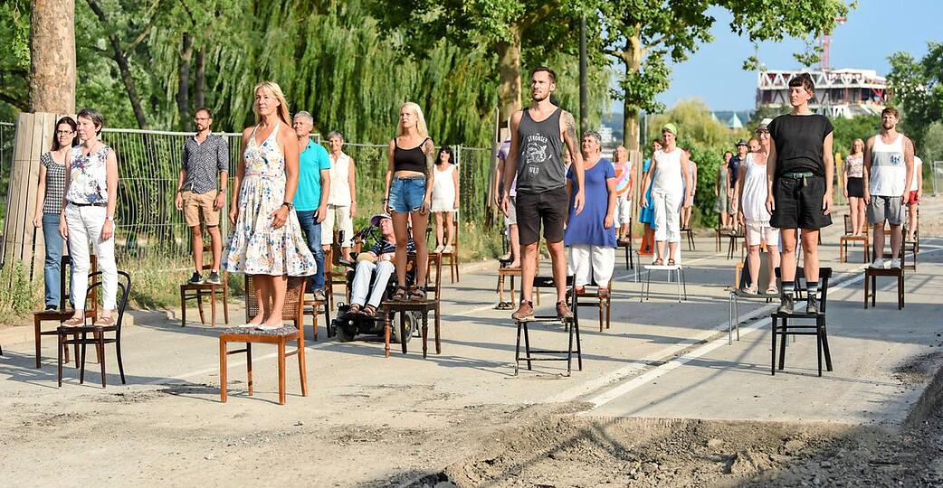 Kein Protest gegen die gesperrte Kalistraße, sondern Kunst: Mit vielen Möbeln aus dem Heilbronner Theater bestücken Bürger das letzte noch vorhandene Straßenstück auf dem Buga-Gelände.Fotos: Christiana Kunz Kein Protest gegen die gesperrte Kalistraße, sondern Kunst: Mit vielen Möbeln aus dem Heilbronner Theater bestücken Bürger das letzte noch vorhandene Straßenstück auf dem Buga-Gelände.Fotos: Christiana Kunz