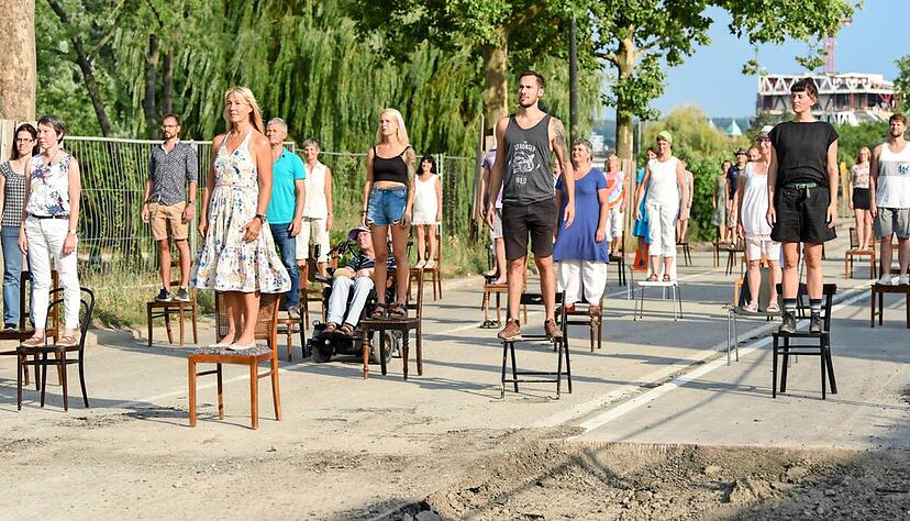 Kein Protest gegen die gesperrte Kalistraße, sondern Kunst: Mit vielen Möbeln aus dem Heilbronner Theater bestücken Bürger das letzte noch vorhandene Straßenstück auf dem Buga-Gelände.Fotos: Christiana Kunz Kein Protest gegen die gesperrte Kalistraße, sondern Kunst: Mit vielen Möbeln aus dem Heilbronner Theater bestücken Bürger das letzte noch vorhandene Straßenstück auf dem Buga-Gelände.Fotos: Christiana Kunz