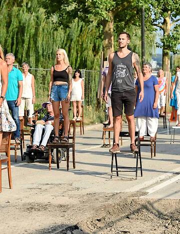 Kein Protest gegen die gesperrte Kalistraße, sondern Kunst: Mit vielen Möbeln aus dem Heilbronner Theater bestücken Bürger das letzte noch vorhandene Straßenstück auf dem Buga-Gelände.Fotos: Christiana Kunz Kein Protest gegen die gesperrte Kalistraße, sondern Kunst: Mit vielen Möbeln aus dem Heilbronner Theater bestücken Bürger das letzte noch vorhandene Straßenstück auf dem Buga-Gelände.Fotos: Christiana Kunz