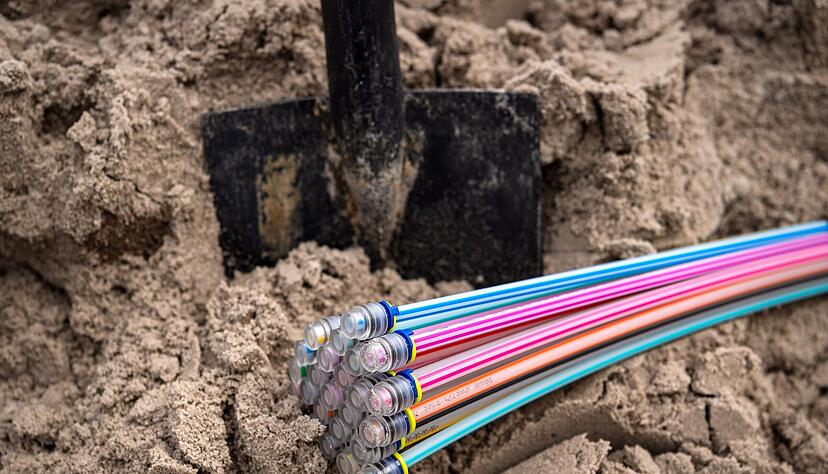 Glasfaser verlegen bedeutet, im Bestand in eine ganze Infrastruktur eines Ortes einzugreifen. Das kann zu Überraschungen führen. 
Foto: dpa/Schuldt