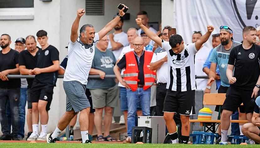 Mit dem Schlusspfiff reißt Onur Celik (vorne links) die Arme hoch. Die Erleichterung nach dem Sieg war groß. Mit dem Schlusspfiff reißt Onur Celik (vorne links) die Arme hoch. Die Erleichterung nach dem Sieg war groß.