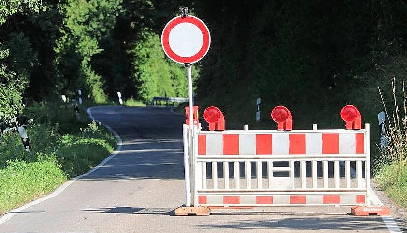 Die Kreisstraße 2373 zwischen Morsbach und Künsbach ist seit 30. Juni für drei Monate gesperrt. Witterungsextreme hatten die Böschung immer weiter abrutschen lassen, was den Asphalt zusehends ramponierte. Nun wird die Passage saniert. Die Kreisstraße 2373 zwischen Morsbach und Künsbach ist seit 30. Juni für drei Monate gesperrt. Witterungsextreme hatten die Böschung immer weiter abrutschen lassen, was den Asphalt zusehends ramponierte. Nun wird die Passage saniert.