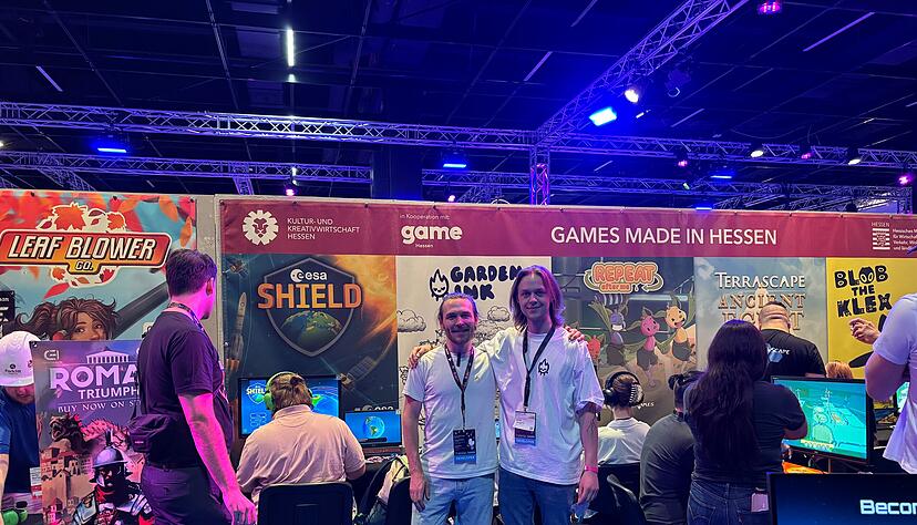 Der Heilbronner Arne J&uuml;rgens (rechts) stellt gemeinsam mit Co-Entwickler Sven Mehlhorn sein Spiel "Garden Ink" auf der Gamescom vor.