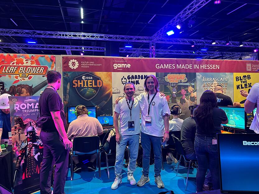 Der Heilbronner Arne J&uuml;rgens (rechts) stellt gemeinsam mit Co-Entwickler Sven Mehlhorn sein Spiel "Garden Ink" auf der Gamescom vor.