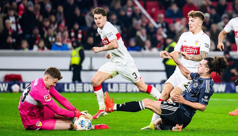 Umk&auml;mpftes Duell: Torwart Alexander N&uuml;bel (links, VfB Stuttgart) in Aktion gegen Arthur Theate (Eintracht Frankfurt).