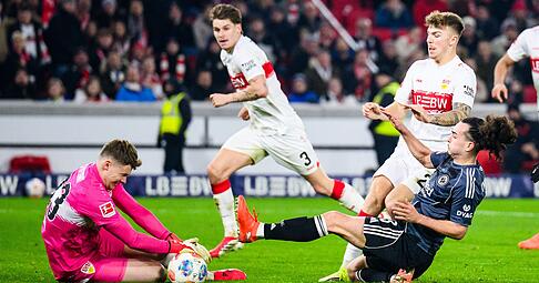 Umk&auml;mpftes Duell: Torwart Alexander N&uuml;bel (links, VfB Stuttgart) in Aktion gegen Arthur Theate (Eintracht Frankfurt).