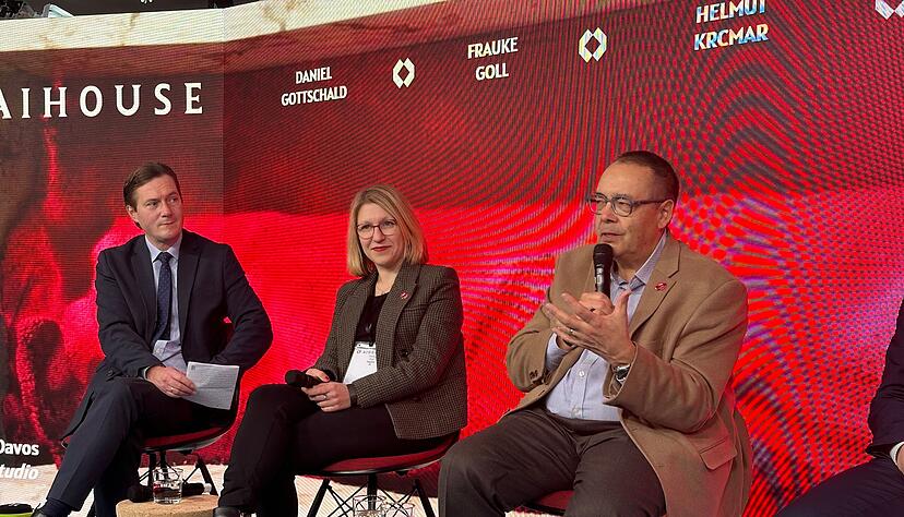 Delegation der TUM aus Heilbronn beim Weltwirtschaftsforum in Davos (von links): Daniel Gottschald, Frauke Goll und Helmut Krcmar bei der Diskussion. Foto: TUM-Campus Heilbronn