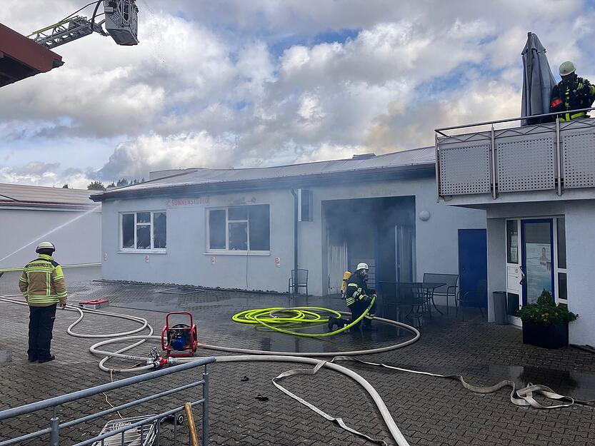 Die Feuerwehr war drei Stunden mit den Löscharbeiten beim Brand in Pfedelbach beschäftigt.
