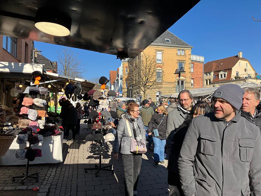 Februar 2025: Beim &Ouml;hringer Pferdemarkt gibt es nicht nur pr&auml;mierte Stuten zu bestaunen, sondern viele n&uuml;tzliche bis kuriose Dinge zu kaufen.