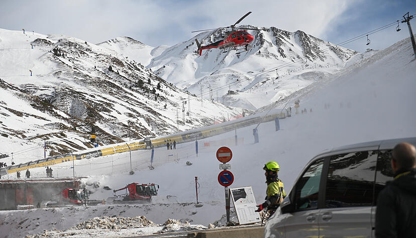 Ein Hubschrauber fliegt über das Skigebiet Astun. Bei einem Skilift-Unfall sind im spanischen Astún mehr als 30 Menschen verletzt worden. Ein Hubschrauber fliegt über das Skigebiet Astun. Bei einem Skilift-Unfall sind im spanischen Astún mehr als 30 Menschen verletzt worden.