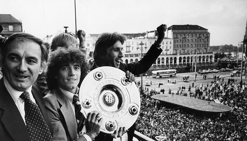 Unter Trainer Branco Zebec (l) feierte Kevin Keegan (2. v l) 1979 mit dem HSV die deutsche Meisterschaft.