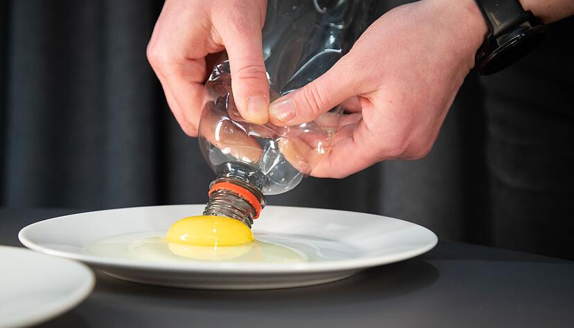 Schritt 1: Die Flasche zusammendr&uuml;cken und an das Eigelb halten.