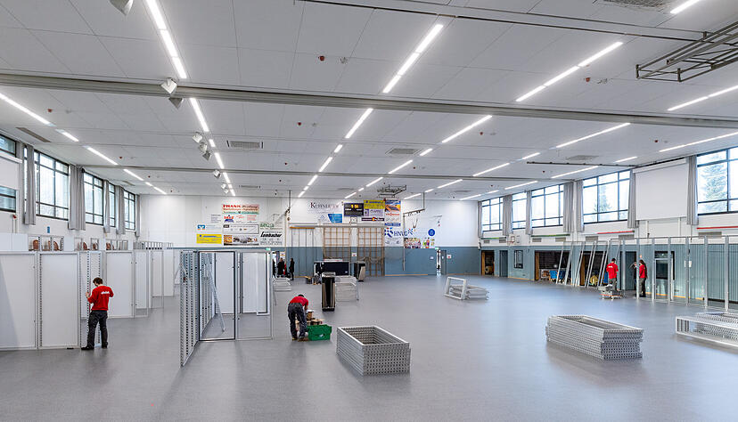 Aufbau des Impfzentrums in der Horkheimer Stauwehrhalle
