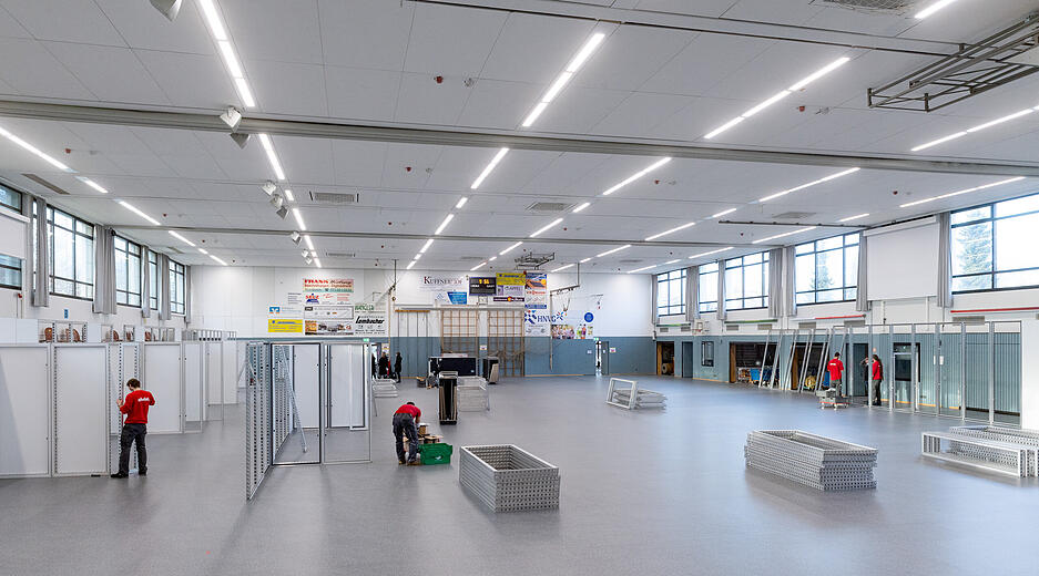 Aufbau des Impfzentrums in der Horkheimer Stauwehrhalle