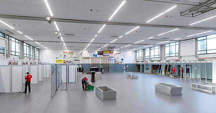Aufbau des Impfzentrums in der Horkheimer Stauwehrhalle