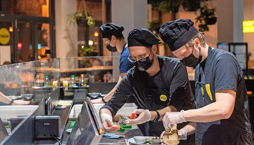 Mit einem neuen Konzept wollen Christopher Bollmann (links) und Christopher Pfahl die Gastronomie auf den Kopf stellen. Alle Gerichte, die im Restaurant Nosh"t angeboten werden, beruhen auf 24 Zutaten. Fotos: Mario Berger Mit einem neuen Konzept wollen Christopher Bollmann (links) und Christopher Pfahl die Gastronomie auf den Kopf stellen. Alle Gerichte, die im Restaurant Nosh"t angeboten werden, beruhen auf 24 Zutaten. Fotos: Mario Berger