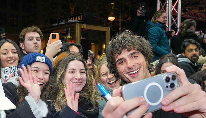 Nahbar, lieb, süüüüß: Schauspieler Jacob Elordi macht auch mal Selfies mit Fans. (Archivbild)
