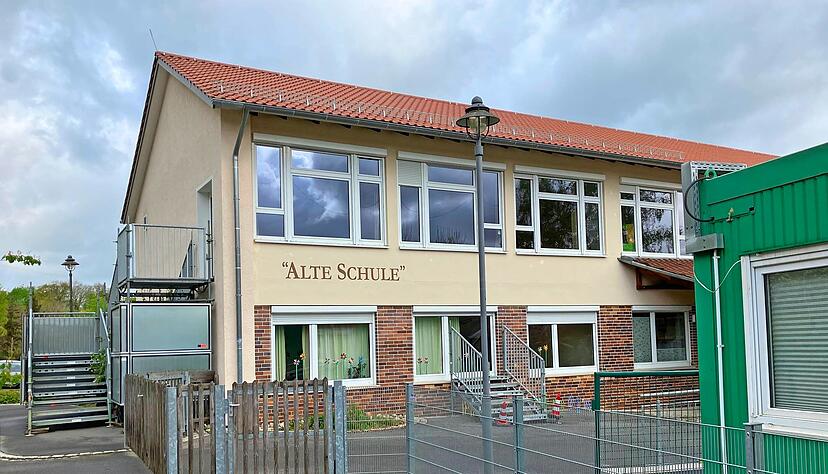 Um vom Festsaal im Obergeschoss durch das Gebäude auf die Toilette zu kommen, müsste man durch den Kindergarten gehen − und das ist verboten. Um vom Festsaal im Obergeschoss durch das Gebäude auf die Toilette zu kommen, müsste man durch den Kindergarten gehen − und das ist verboten.