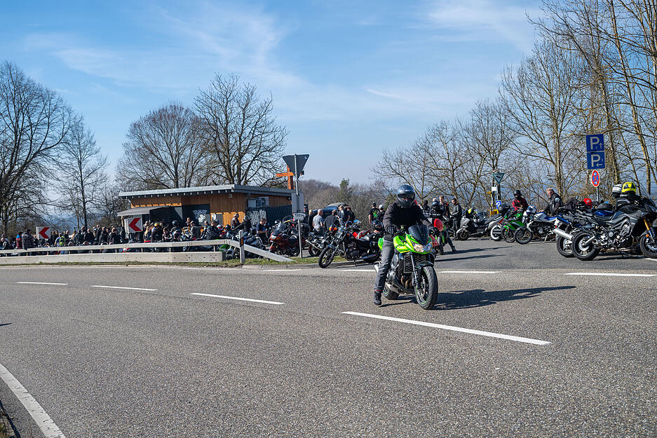 An den Wochenenden und bei schönem Wetter treffen sich auf dem Parkplatz Biker aus Nah und Fern.