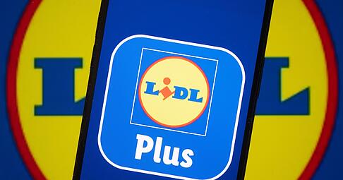 Das Logo der «Lidl Plus»-App wird auf einem Smartphone angezeigt. (zu dpa: «Niederlage gegen Lidl: Zieht Verbraucherzentrale vor BGH?»)